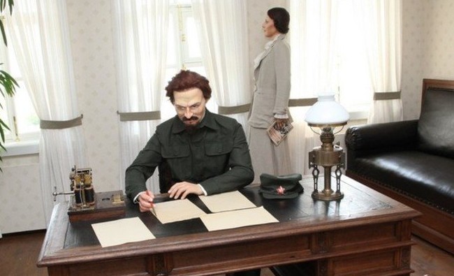 Троцкого и Ларису Рейснер одел Рустам Исхаков - «История»
