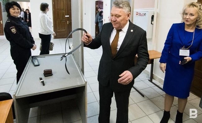 ЕГЭ по-взрослому: как Рафис Бурганов и другие ВИПы сдавали экзамен по русскому языку - «Образование»