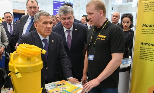 Как Минниханов передал Магдееву «зеленую папку» с наказами от бизнеса и напомнил о долге - «Образование»