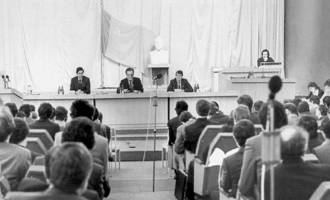 «Форс-мажорный сценарий с расстрелом Белого дома подтолкнул регионы в правовое поле» - «История»