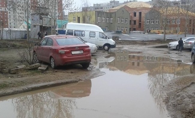 Непопулярная мера Хабирова: в Башкирии запретили парковки на газонах - «Инфраструктура»