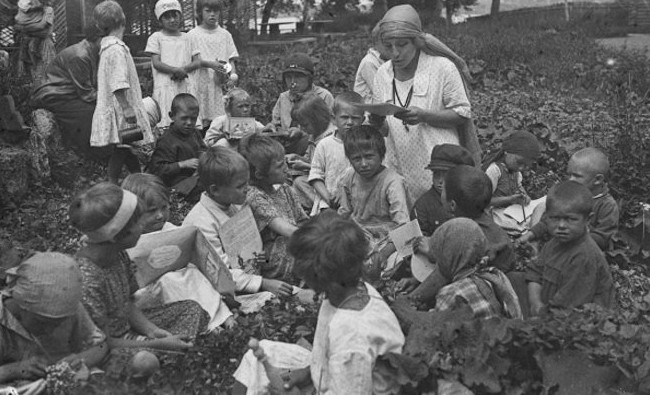 Фотомарафон «100-летие ТАССР»: воспитательницы с детьми на детплощадке, 1925 год - «История»