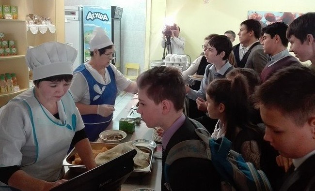 Зачем в школьных столовых Казани установят барные стойки и диваны? - «Инфраструктура»