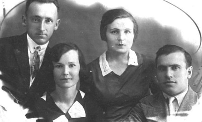 Фотомарафон «100-летие ТАССР»: Абдулла Алиш с женой и друзьями, 1936 год - «История»