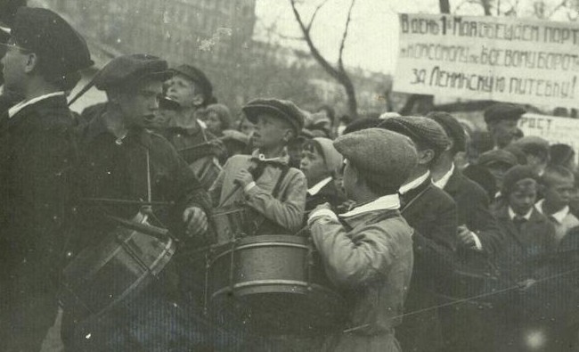 Фотомарафон «100-летие ТАССР»: головной отряд пионеров на демонстрации 1 Мая в Казани, 1925 год - «История»