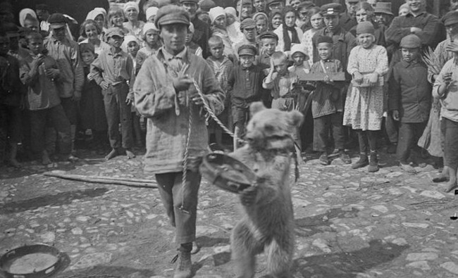 Фотомарафон «100-летие ТАССР»: мальчик с медвежонком на улицах Казани, 1926 год - «История»