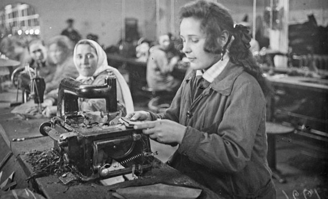 Фотомарафон «100-летие ТАССР»: На кожевенной фабрике «Спартак». Работницы у машины, 1926 год - «История»