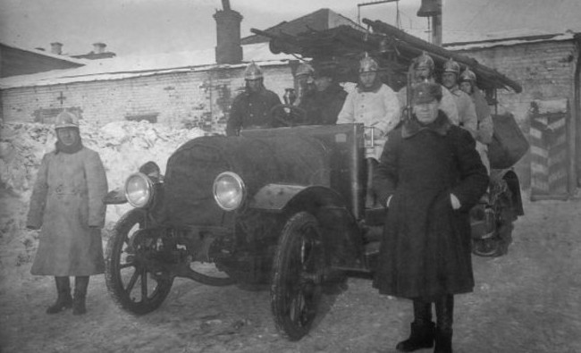 Фотомарафон «100-летие ТАССР»: пожарная команда с автомобилем, 1927 год - «История»