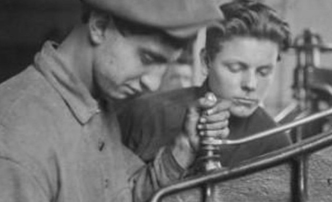 Фотомарафон «100-летие ТАССР»: рабочие за станком, 1928 год - «История»