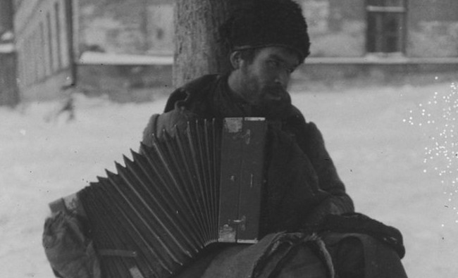 Фотомарафон «100-летие Татарстана»: слепой музыкант на улице в Казани, 1927 год - «История»