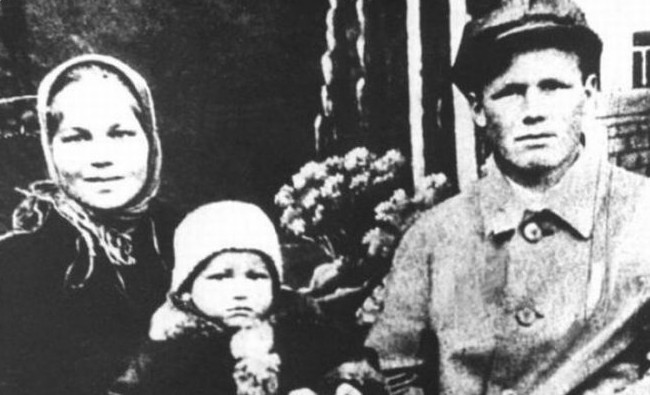 Фотомарафон «100-летие ТАССР»: Николай, Клавдия и Боря Ельцины в Казани, около 1934 года - «История»