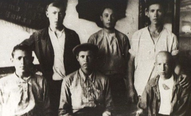 Фотомарафон «100-летие ТАССР»: передовая бригада скобовщиков 3-й меховой фабрики, 1935 год - «История»