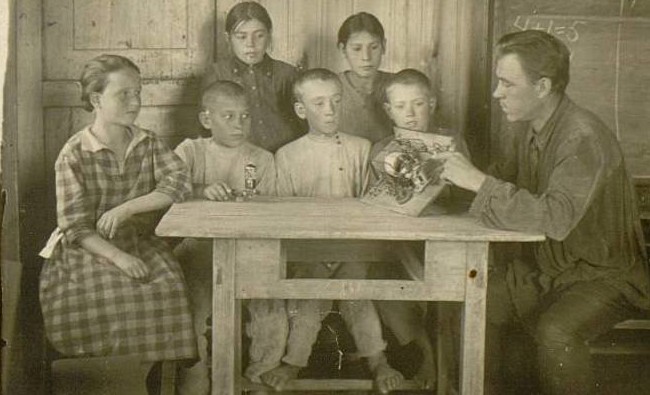 Фотомарафон «100-летие ТАССР»: радиокружок в начальной школе в с. Починок Новольяшево, 1933 год - «История»