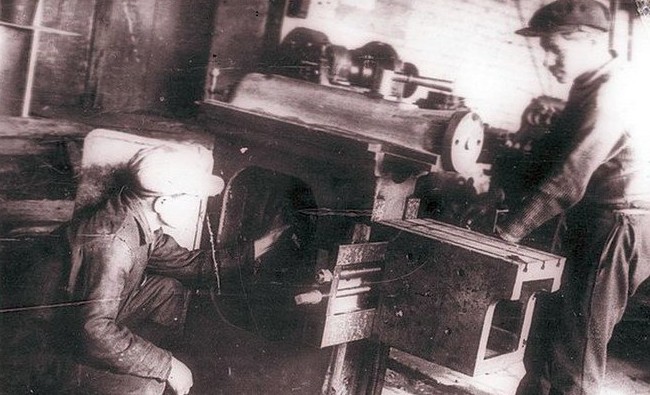 Фотомарафон «100-летие ТАССР»: сборка поперечно-строгального станка на заводе «Красный путь», 1934 год - «История»