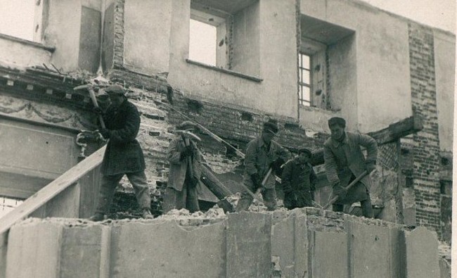 Фотомарафон «100-летие ТАССР»: ударная бригада на строительстве фабрики кинопленки, 1930-е годы - «История»