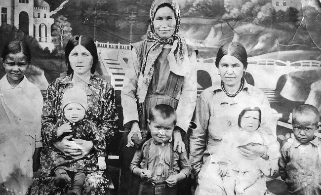 Фотомарафон «100-летие ТАССР»: женщины из семьи Имамовых, село Актаныш, 1939 год - «История»