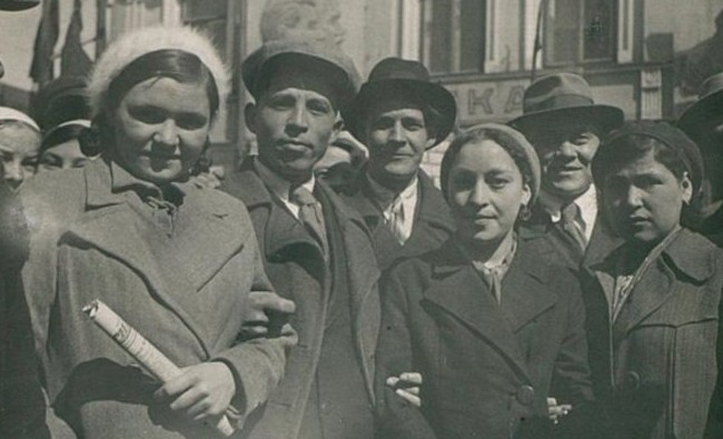 Фотомарафон «100-летие ТАССР»: Адель Кутуй на первомайской демонстрации, 1941 год - «История»