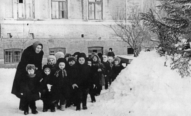Фотомарафон «100-летие ТАССР»: на прогулке в детском саду. Елабуга, 1940-й год - «История»