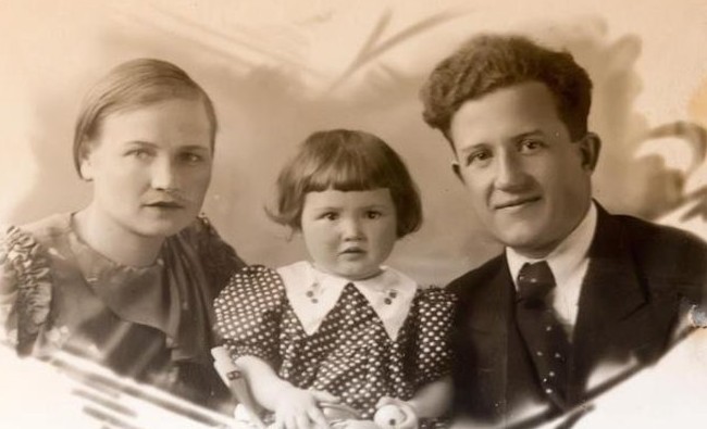 Фотомарафон «100-летие ТАССР»: Сергей Румянцев с женой Антониной и дочерью, 1940-е годы - «История»