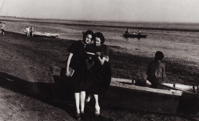 Фотомарафон «100-летие ТАССР»: девушки на берегу Камы. Елабуга, 1957 год - «История»