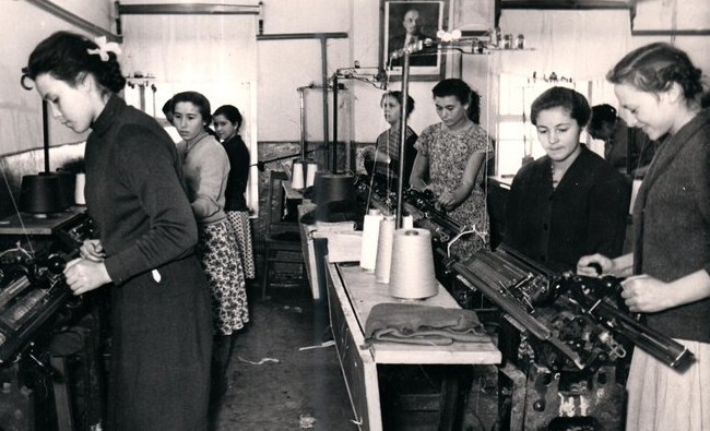 Фотомарафон «100-летие ТАССР»: работницы трикотажной фабрики, Чистополь, 1956 год - «История»