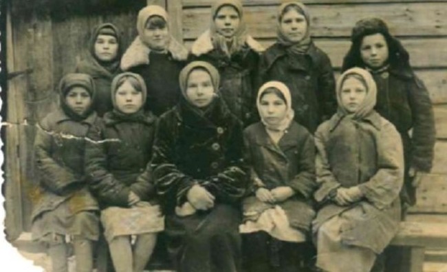 Фотомарафон «100-летие ТАССР»: ученицы 4 класса Чебаксинской начальной школы, 1944 год - «История»