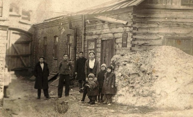 Фотомарафон «100-летие ТАССР»: во дворе дома №24 по улице Каюма Насыри, 1941 год - «История»
