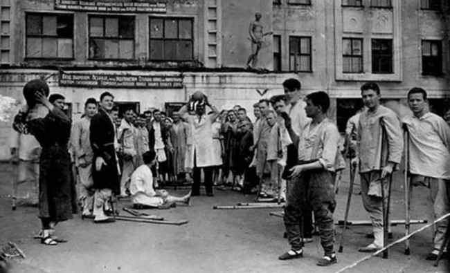 Фотомарафон «100-летие ТАССР»: во дворе эвакогоспиталя, Казань, 1944 год - «История»