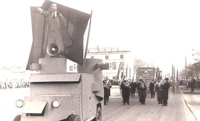 Фотомарафон «100-летие ТАССР»: колонна НПУ «Прикамнефть», Елабуга, 1 мая 1965 года - «История»