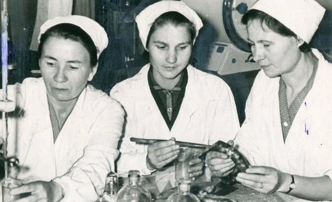 Фотомарафон «100-летие ТАССР»: проверка качества колбасы перед отправкой в магазины, 1964 год - «История»