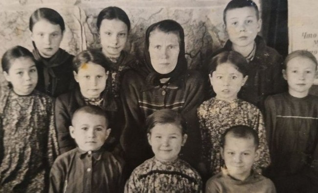 Фотомарафон «100-летие ТАССР»: учительница с классом в школе села Иванаево, конец 1950-х годов - «История»