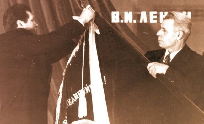 Фотомарафон «100-летие ТАССР»: коллективу УСЗМН вручается орден «Знак Почета», 1976 год - «История»