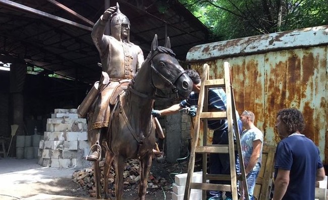 Памятник на памятнике: почему в Татарстане за два года не нашли места статуе хана Котрага - «История»