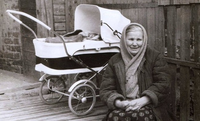 Фотомарафон «100-летие ТАССР»: на крыльце дома №6 по улице Дегтярной, 1973 год - «История»