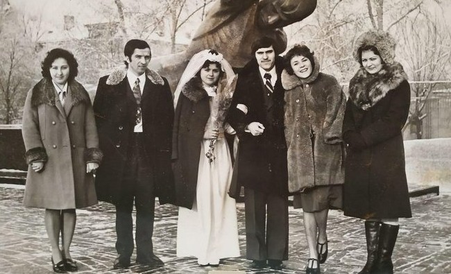 Фотомарафон «100-летие ТАССР»: молодожены на площади у парка Горького в Казани, 1976 год - «История»