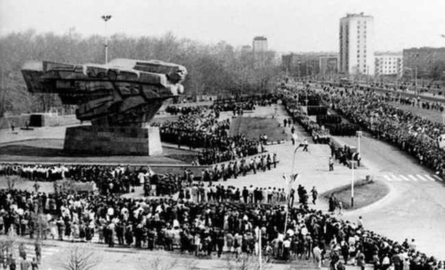 Фотомарафон «100-летие ТАССР»: праздник Победы у монумента в Набережных Челнах, 1970-е - «История»