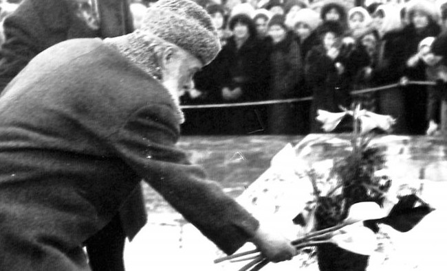 Фотомарафон «100-летие ТАССР»: скульптор А.П. Кибальников открывает памятник Ленину в Елабуге, 1980 год - «История»