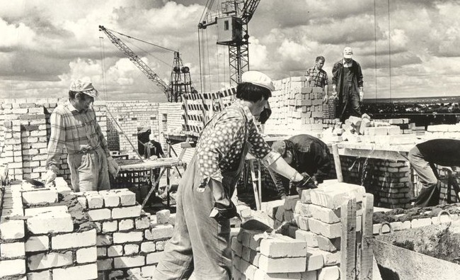 Фотомарафон «100-летие ТАССР»: каменщики на строительстве дома в Авиастроительном районе, 1980-е - «История»