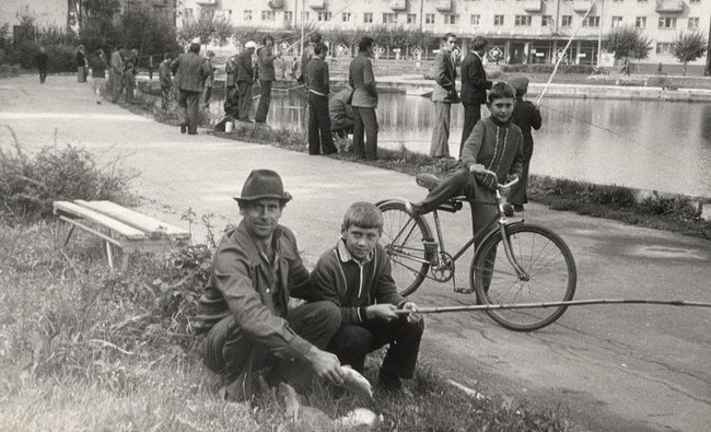 Фотомарафон «100-летие ТАССР»: рыбаки на городском озере Зеленодольска, 1980 год - «История»