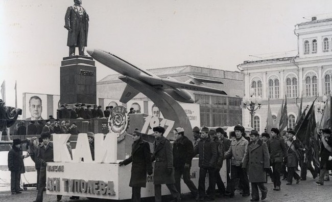 Фотомарафон «100-летие ТАССР»: студенты КАИ на демонстрации 7 ноября, начало 1980-х - «Образование»