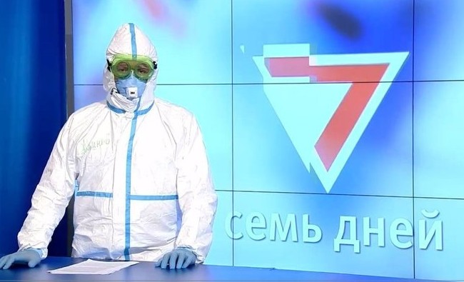 Ведущий программы «7 дней» на ТНВ вышел в эфир в противочумном костюме - «Медицина»
