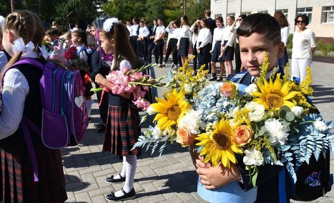 Уроки по 55 минут и родители за забором — история первого «ковидного» Дня знаний в фото - «Медицина»
