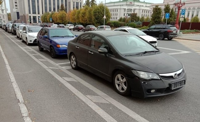 Мэрия Казани расписалась в бессилии перед безномерными автохамами на парковках - «Инфраструктура»