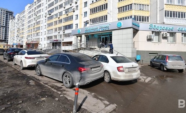 Автовакханалия на Чистопольской: как казанцы превратили тротуар в парковку - «Инфраструктура»