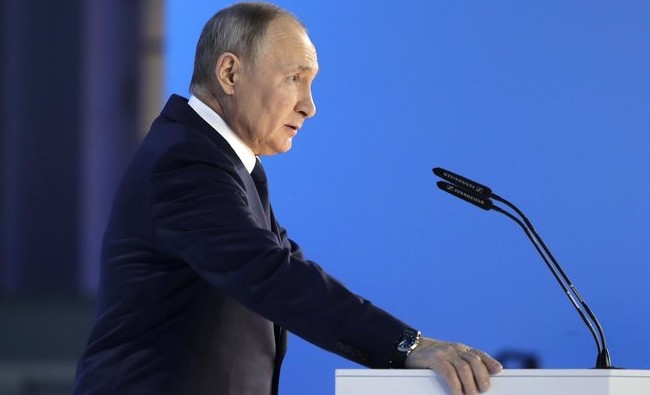 Послание Путина: новые выплаты, новые кредиты и новые угрозы - «Власть»
