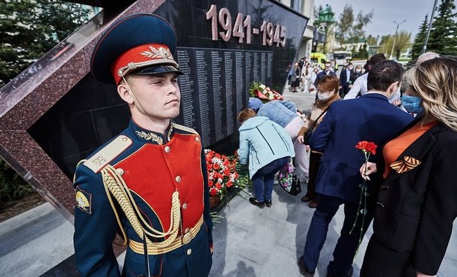 Дань памяти: на «Казаньоргсинтезе» возложили цветы к мемориалу участникам ВОВ - «История»