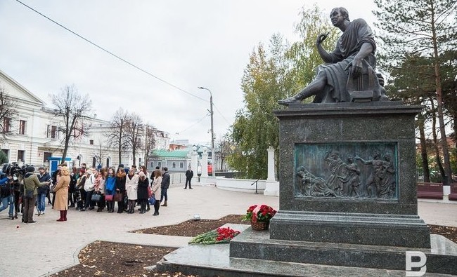 День в истории: памятник Державину в Казани, Майкл Джексон в России и Олимпиада в Сиднее - «История»