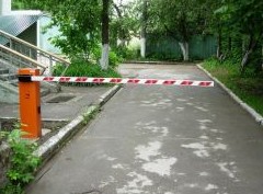 Кто оплатит установку и обслуживание шлагбаума во дворе - «Дайджест»