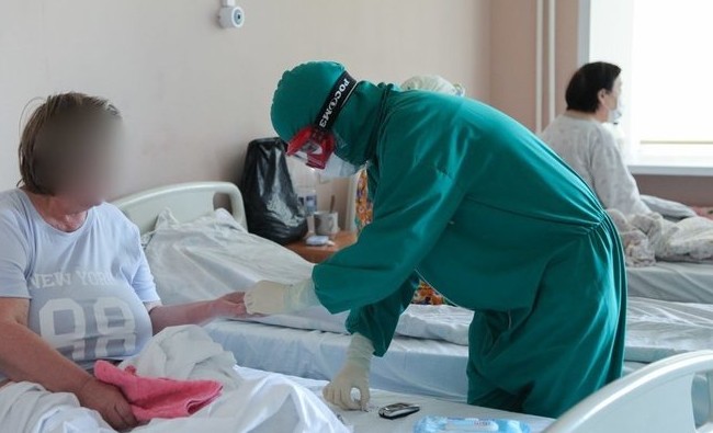 На фоне всплеска заболеваний COVID-19 в России вновь вводят антиковидные меры - «Власть»