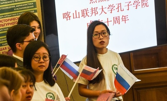 Пять вопросов о QR-кодах для иностранцев в России - «Медицина»